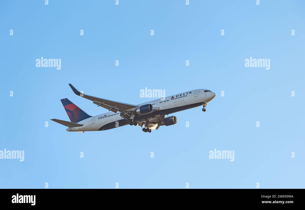 Flugzeug von Delta Airlines, Landeanflug mit Unterwagen vor klarem blauen Himmel, Schottland, Großbritannien Stockfoto