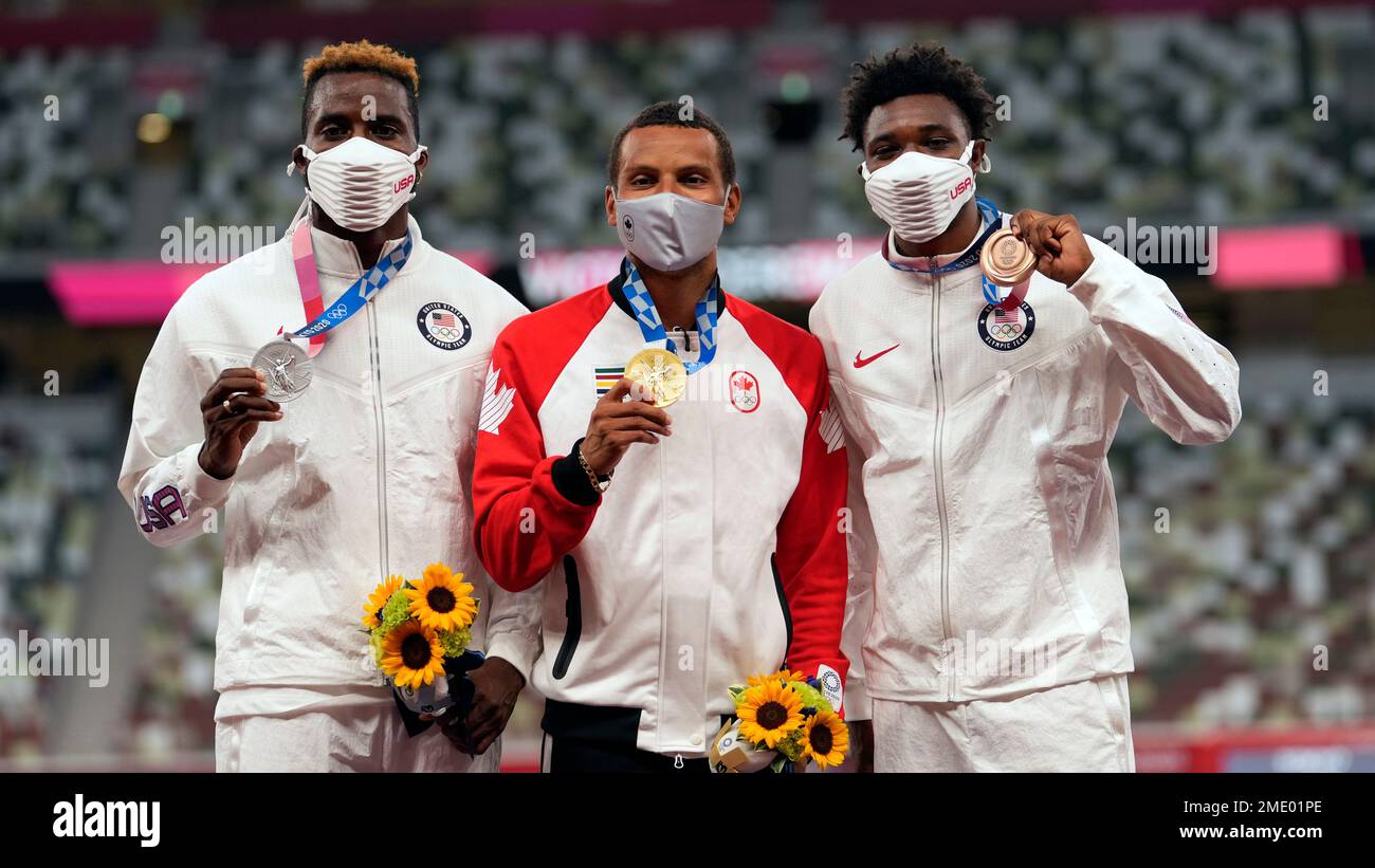 Gold medalist Andre De Grasse, of Canada, center, stands with silver medalist Kenneth Bednarek, of the United States, left, and bronze medalist Noah Lyles, of the United States, during the medal ceremony for the men's 200-meter at the 2020 Summer Olympics, Thursday, Aug. 5, 2021, in Tokyo. (AP Photo/Martin Meissner) Stockfoto