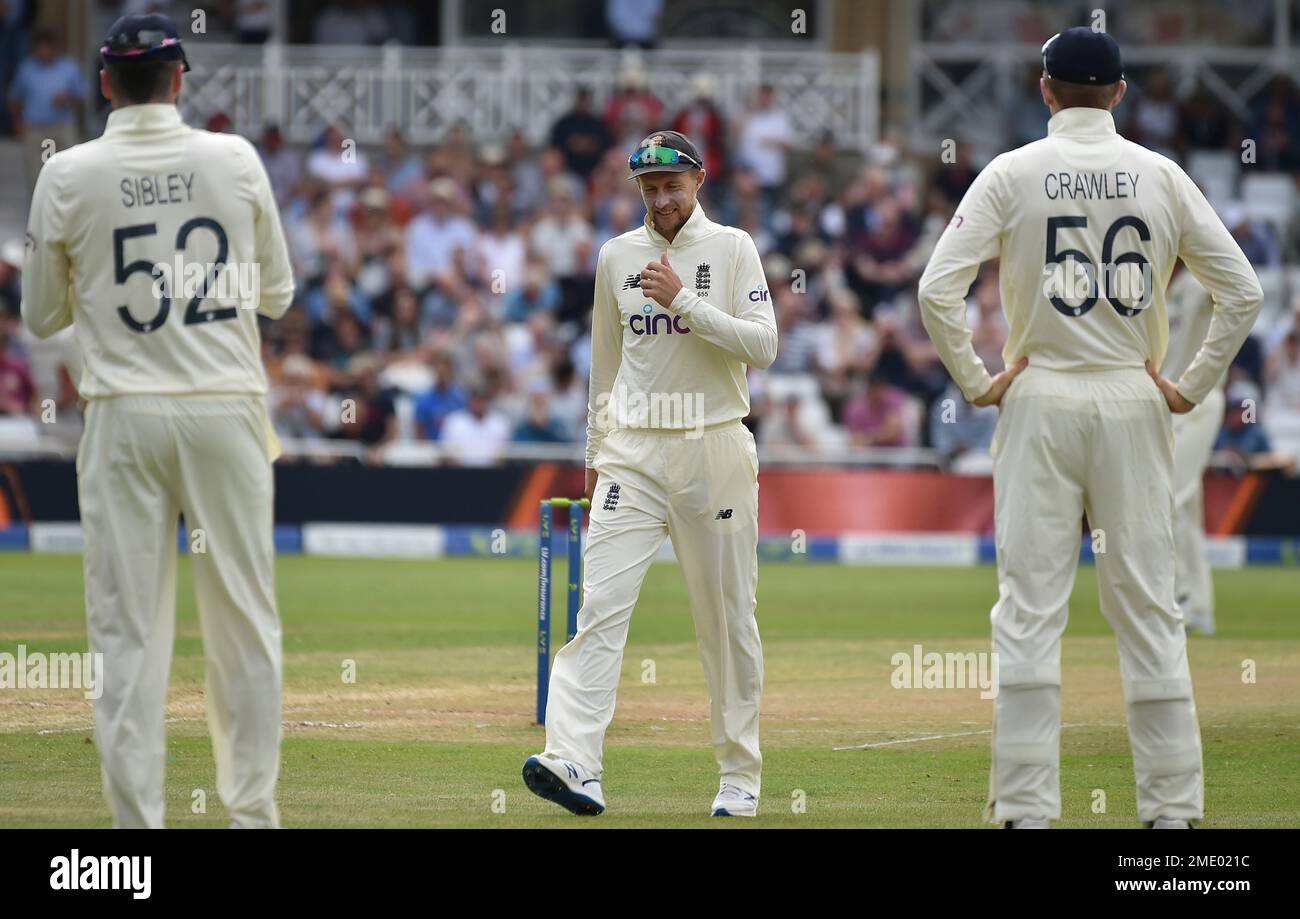 England captain Joe Root, center, and teammates take the field on the second day of first test cricket match between England and India, at Trent Bridge in Nottingham, Thursday, Aug. 5, 2021. (AP Photo/Rui Vieira) Stockfoto