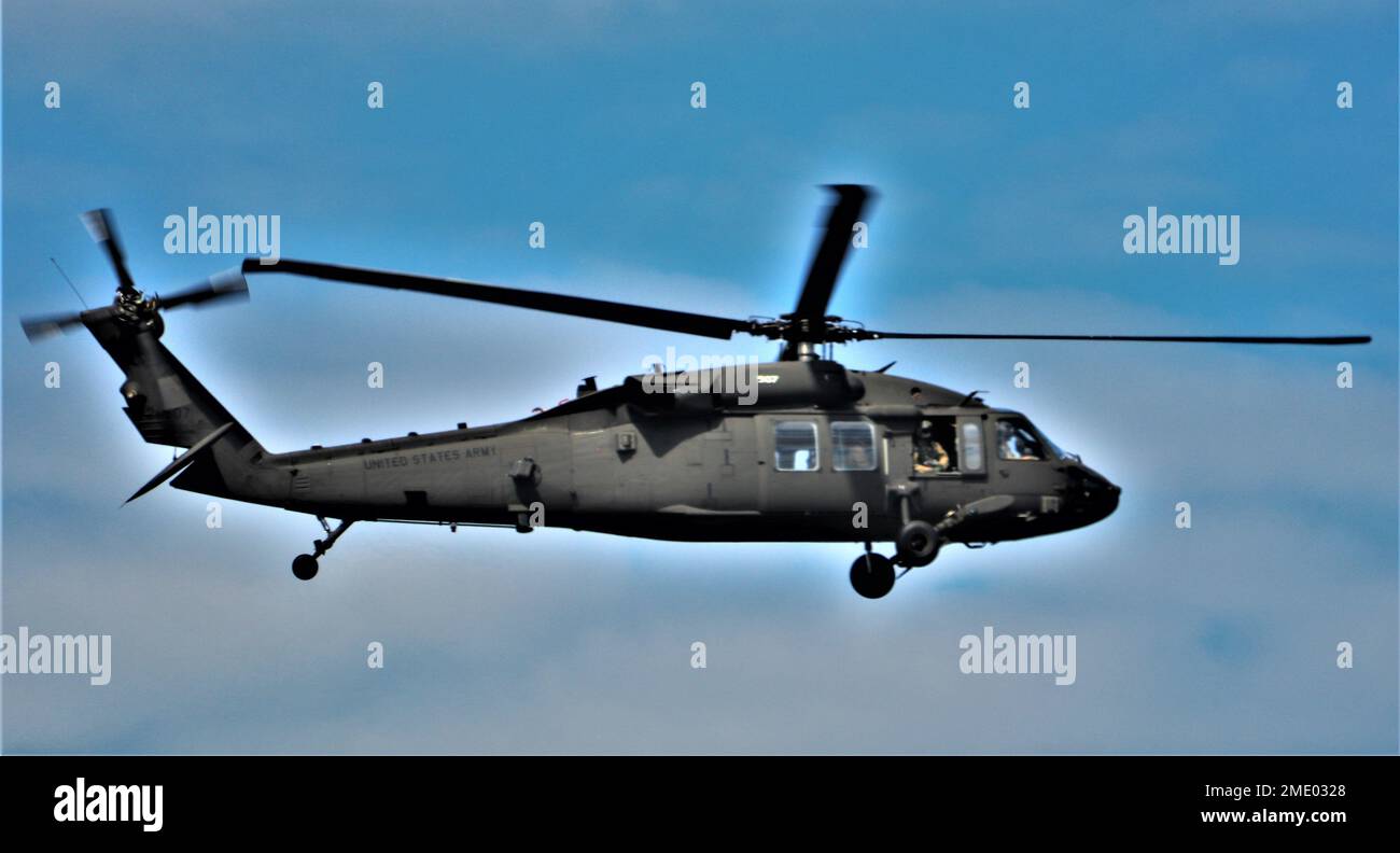 Eine Armee-UH-60 Black Hawk Helikoptercrew betreibt am 26. Juli 2022 einen Black Hawk am Sparta-Fort McCoy Airport in Fort McCoy, Wisconsin, während einer Trainingsmission. Mehrere Black Hawk Crews und Helikopter wurden im Juli vom Flughafen aus eingesetzt, um eine Vielzahl von Trainingsereignissen in Fort McCoy zu unterstützen, darunter für die Warrior-Übung der 78. Training Division 78-22-02. Stockfoto