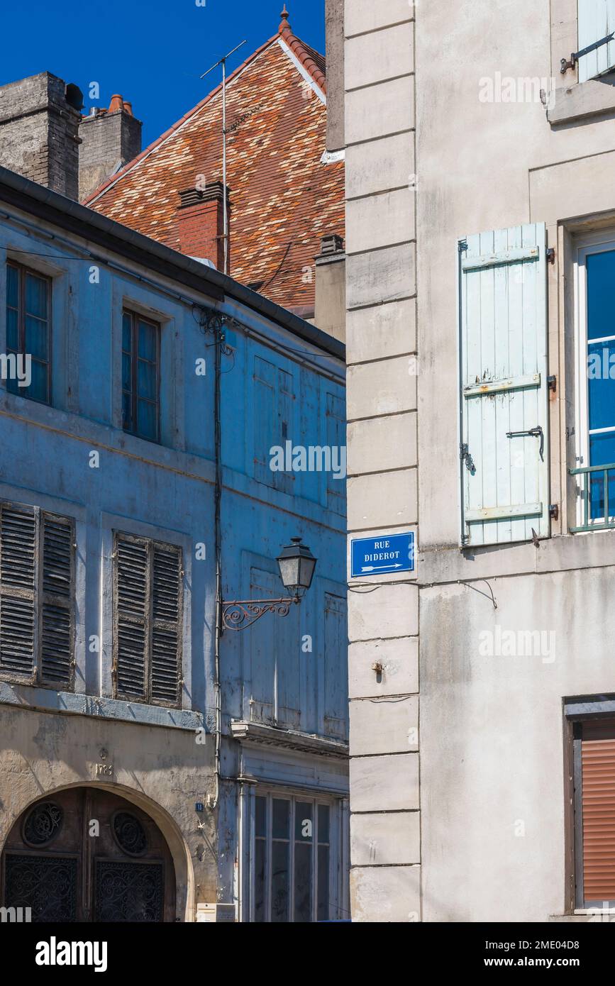 France Street, im Sommer Blick auf traditionelle französische Architektur in der historischen Provinzstadt Joinville, Haute-Marne, Frankreich Stockfoto