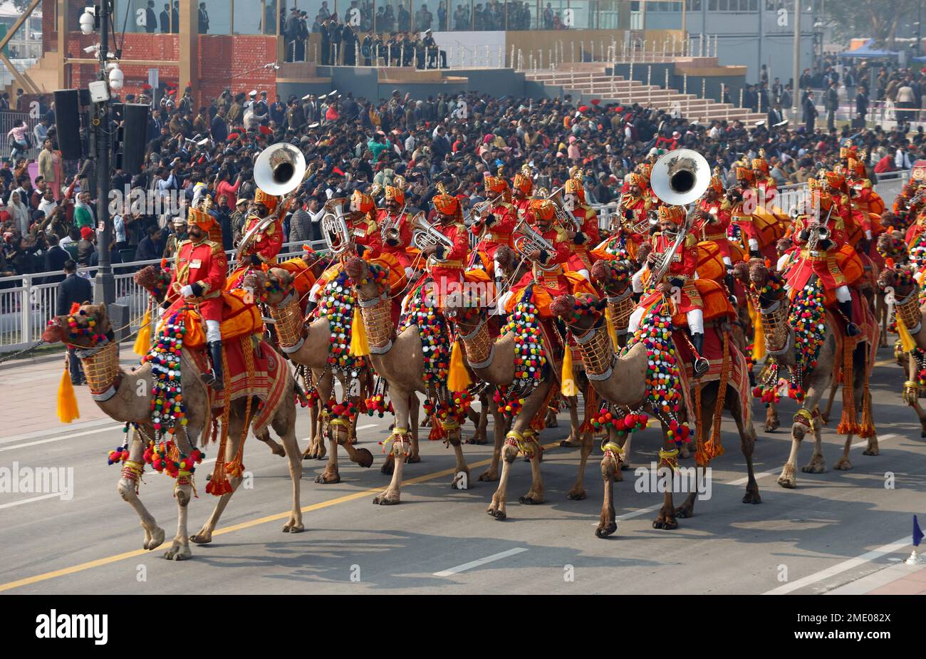 Neu-Delhi, Indien. 23. Januar 2023. Indische Border Security Force (BSF) Band Kamel marsch auf Kartvya Path während der Generalprobe für die bevorstehende Republic Day Parade wird Indien seinen 74. Republik Tag am 26. Januar 2023 feiern. Präsident der Arabischen Republik Ägypten, Abdel Fattah El-Sisi ist der Hauptgast. Kredit: SOPA Images Limited/Alamy Live News Stockfoto