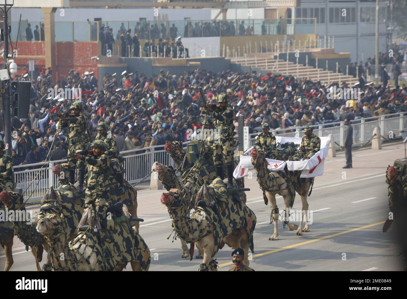 Neu-Delhi, Indien. 23. Januar 2023. Die indische Grenzschutztruppe (BSF) führt während der Generalprobe für die bevorstehende Parade zum Nationalfeiertag einen kamelmarsch auf dem Kartvya Path durch. Indien wird seinen 74. Tag der Republik am 26. Januar 2023 begehen. Präsident der Arabischen Republik Ägypten, Abdel Fattah El-Sisi ist der Hauptgast. Kredit: SOPA Images Limited/Alamy Live News Stockfoto