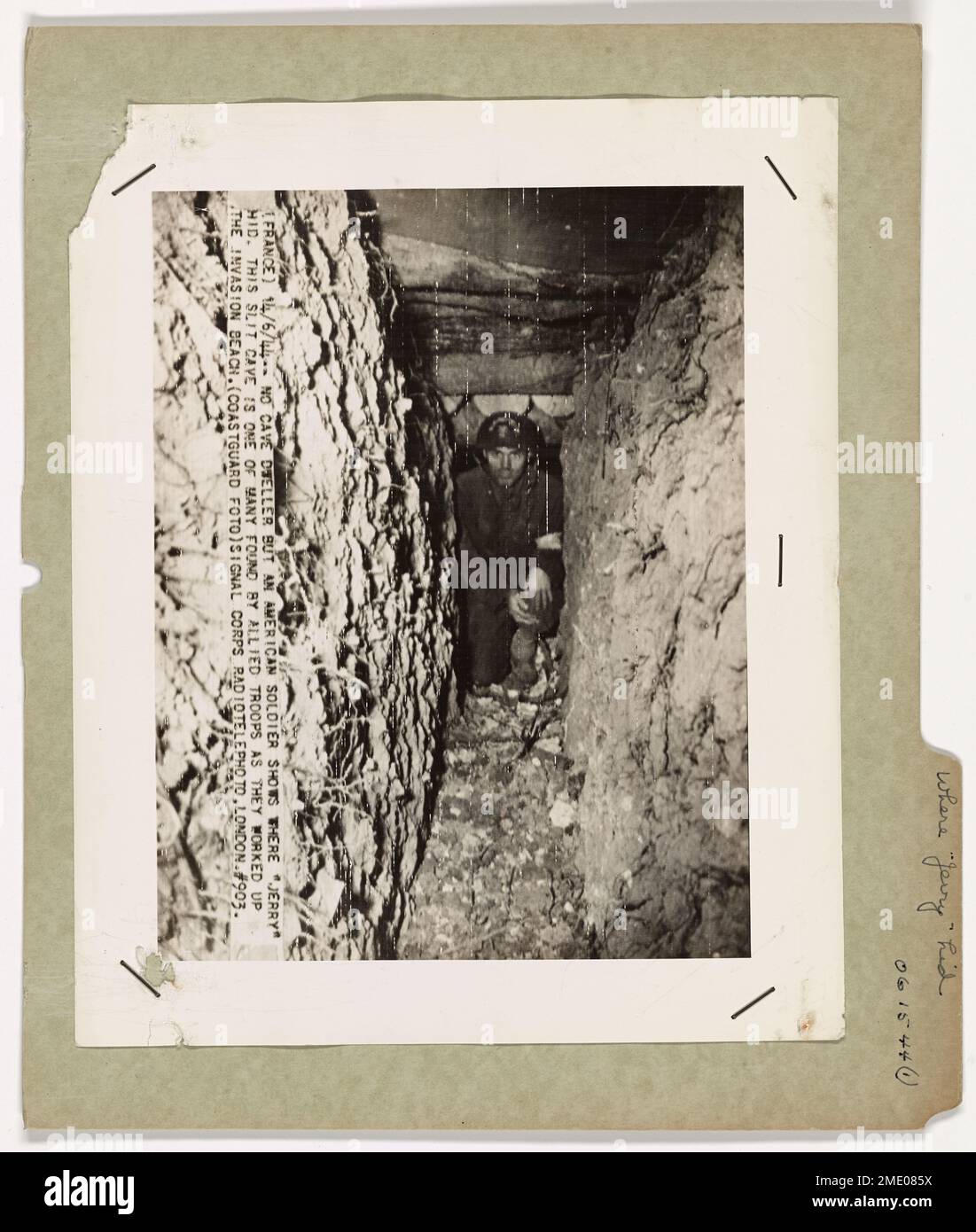 Ein amerikanischer Soldat steht an einer geteilten Höhle, eine von vielen, die von alliierten Truppen bei ihrem Vormarsch am Invasionsstrand in Frankreich am 14. Juni 1944 entdeckt wurden. Die Höhle diente während des alliierten Angriffs als Versteck für deutsche Truppen. Das Bild wurde vom Radiotelephoto-Team des Signal Corps der Küstenwache aufgenommen. Stockfoto