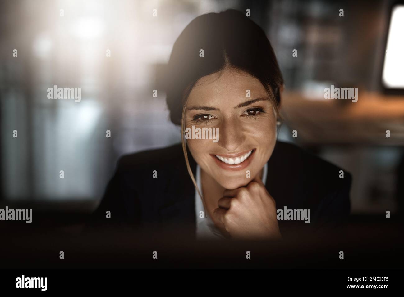 Damit das Büro auch nach dem Schließen der Türen produktiv bleibt. Eine junge Geschäftsfrau, die nachts online in einem modernen Büro arbeitet. Stockfoto