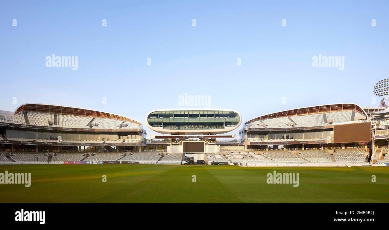 Gesamtansicht neuer Stände mit dem Media Centre von Future Systems in der Mitte. Lord's Cricket Ground, London, Großbritannien. Architekt: Wilkinson Eyre A. Stockfoto