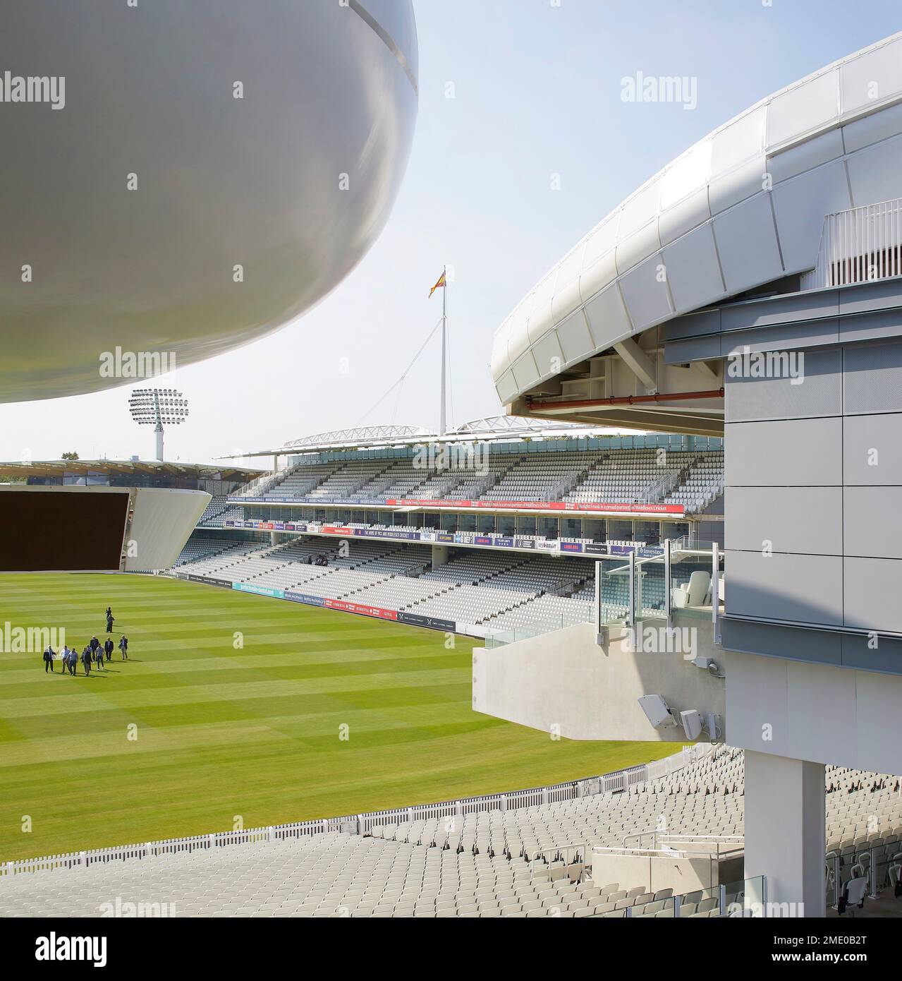 Erhöhte Sicht durch Lücke mit Media Center und Compton-Stand. Lord's Cricket Ground, London, Großbritannien. Architekt: Wilkinson Eyre Architects, 20 Stockfoto