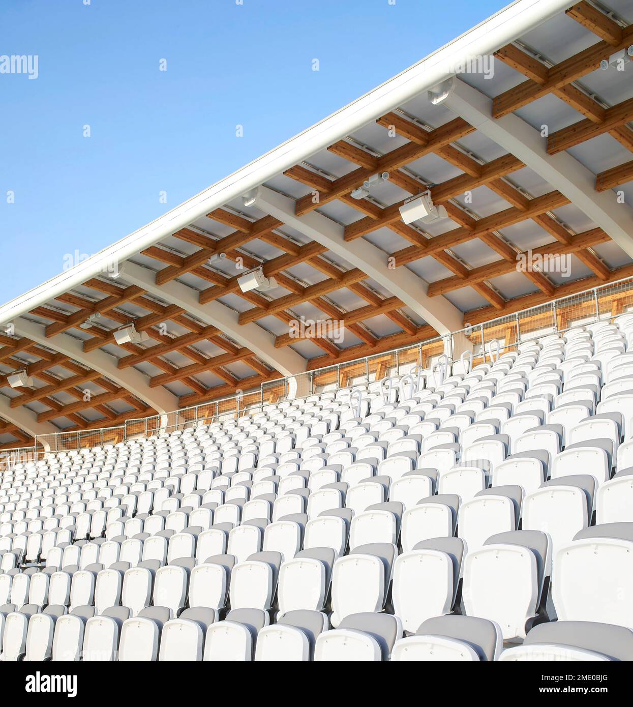 Weißes Stoffdach mit tiber-Balken und Sitzgelegenheiten. Lord's Cricket Ground, London, Großbritannien. Architekt: Wilkinson Eyre Architects, 2021. Stockfoto