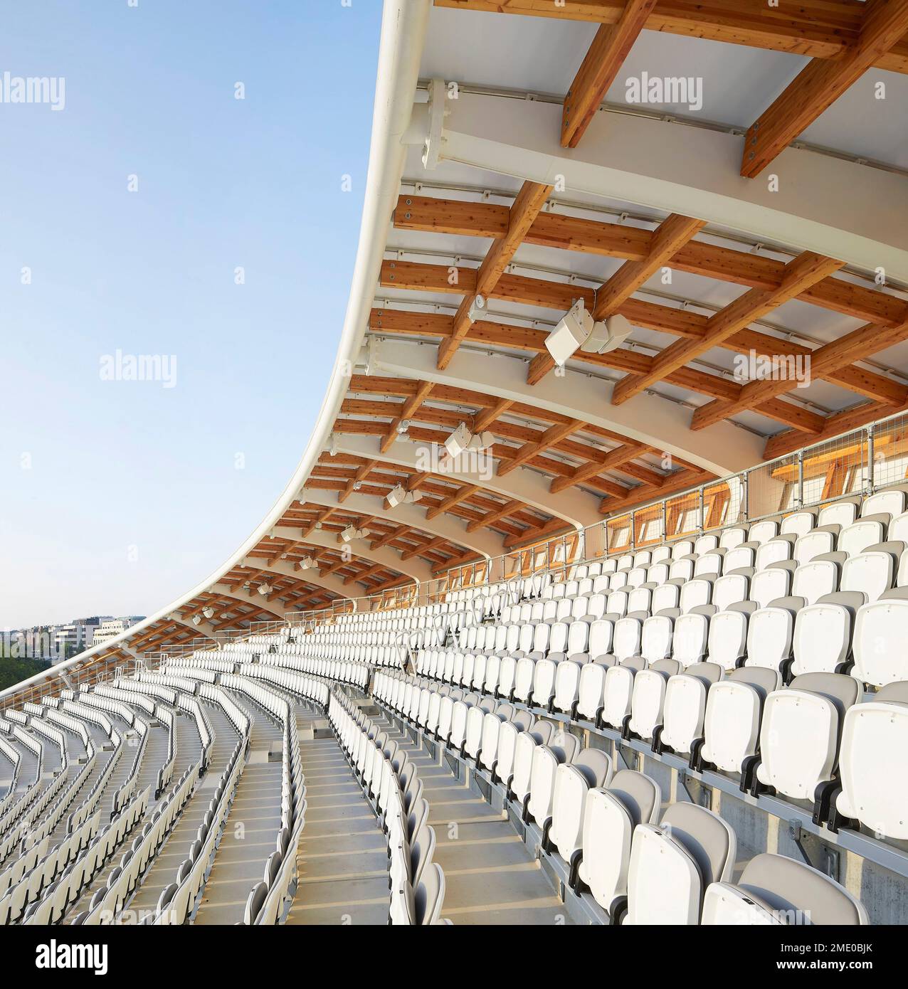 Steh mit Sitzgelegenheiten und Baldachin. Lord's Cricket Ground, London, Großbritannien. Architekt: Wilkinson Eyre Architects, 2021. Stockfoto
