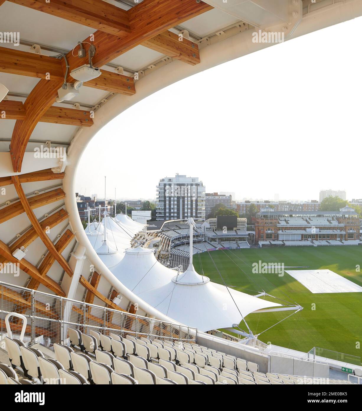 Blick von Edrich auf zeltartige Hügelstände. Lord's Cricket Ground, London, Großbritannien. Architekt: Wilkinson Eyre Architects, 2021. Stockfoto