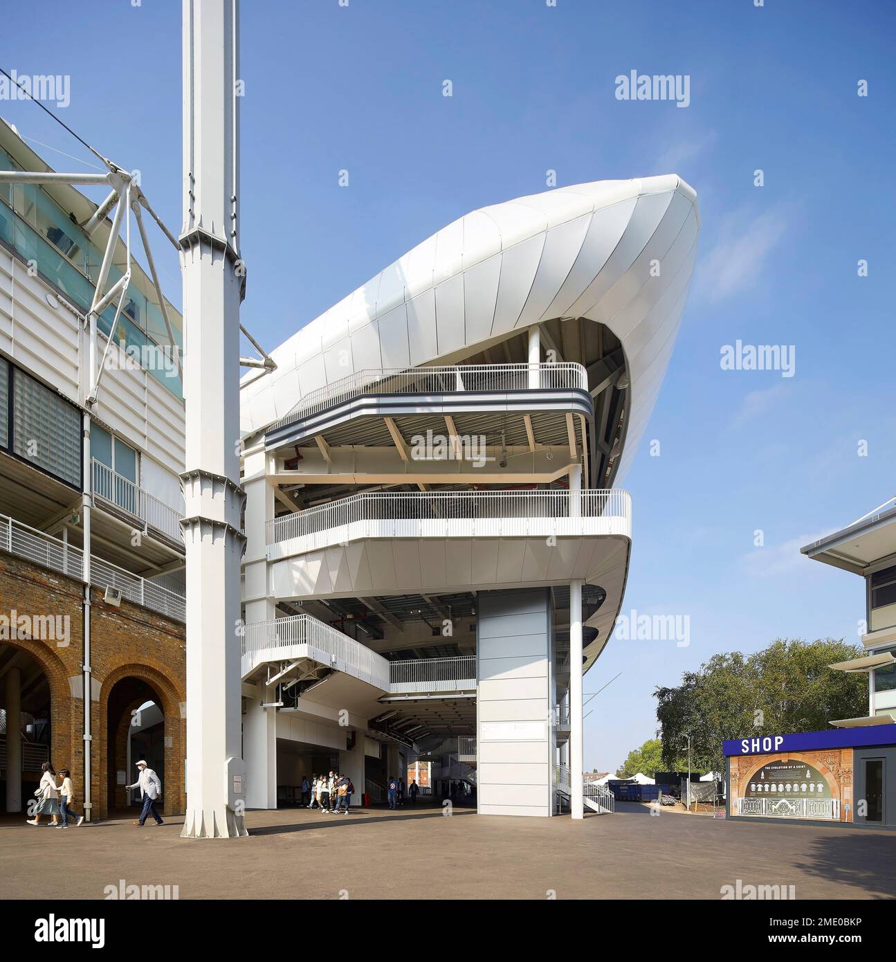 Hintere Höheneinstellung des Stativs mit Kreislaufbereich und Food Court. Lord's Cricket Ground, London, Großbritannien. Architekt: Wilkinson Eyre Architects, 2021 Stockfoto
