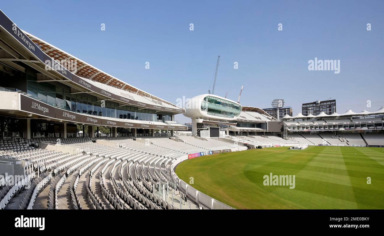 Gesamtansicht mit Cricketfeld und neuen Ständern. Lord's Cricket Ground, London, Großbritannien. Architekt: Wilkinson Eyre Architects, 2021. Stockfoto