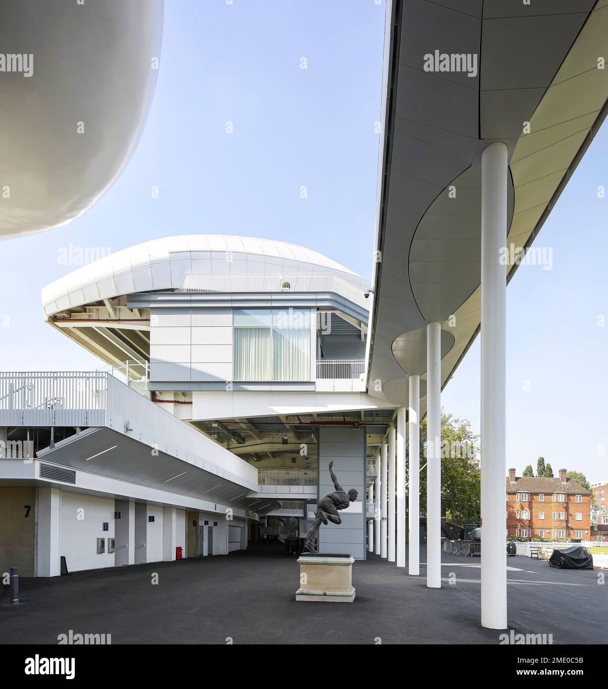 Kolonnade im Erdgeschoss nach hinten. Lord's Cricket Ground, London, Großbritannien. Architekt: Wilkinson Eyre Architects, 2021. Stockfoto