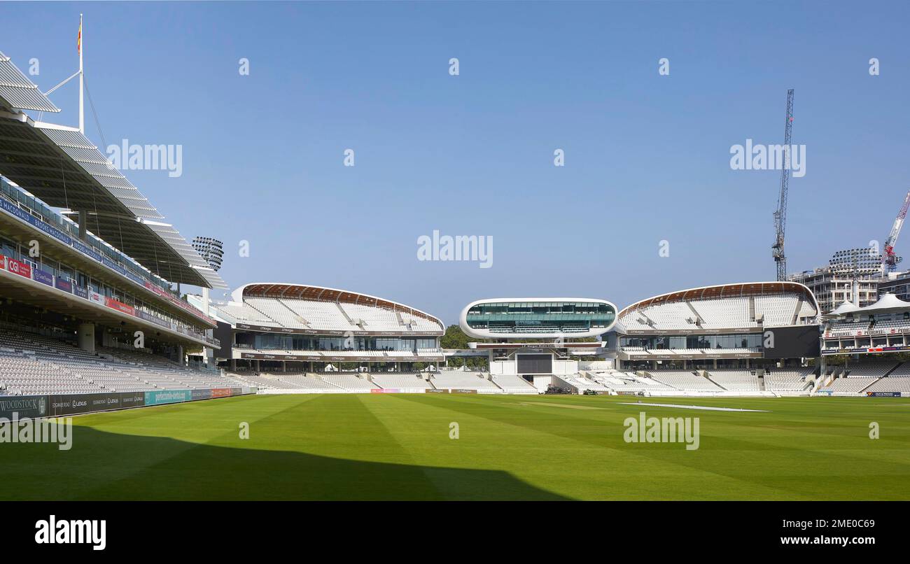 Gesamtansicht neuer Stände mit dem Media Centre von Future Systems in der Mitte. Lord's Cricket Ground, London, Großbritannien. Architekt: Wilkinson Eyre A. Stockfoto