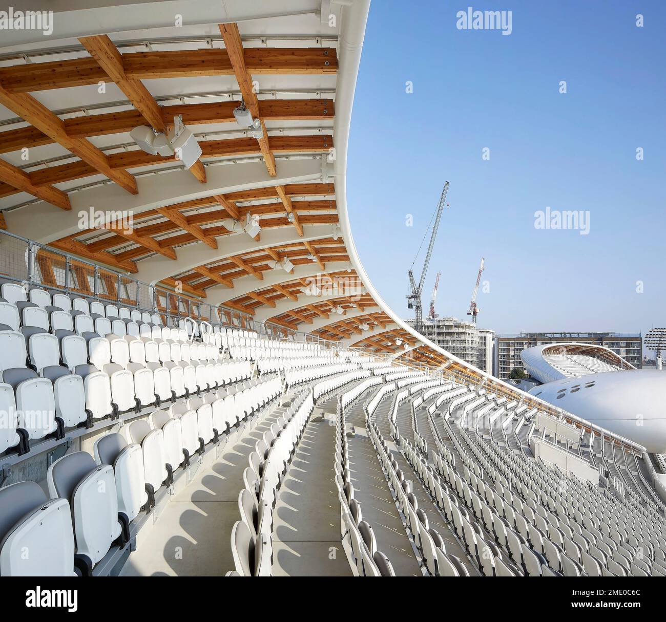 Sitzplätze unter dem Holzbalken. Lord's Cricket Ground, London, Großbritannien. Architekt: Wilkinson Eyre Architects, 2021. Stockfoto