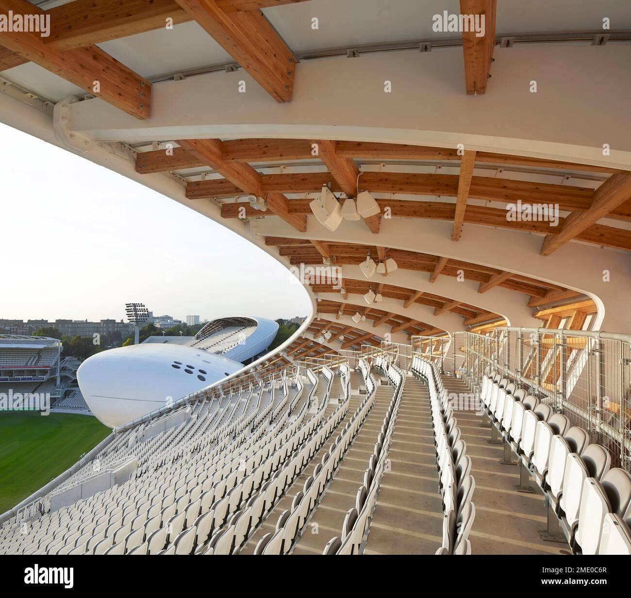 Sitzplätze unter dem Holzbalken. Lord's Cricket Ground, London, Großbritannien. Architekt: Wilkinson Eyre Architects, 2021. Stockfoto