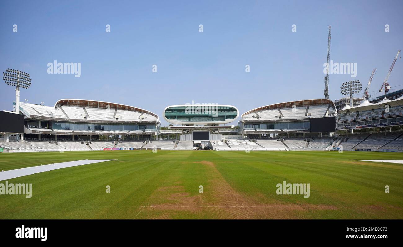 Gesamtansicht neuer Stände mit dem Media Centre von Future Systems in der Mitte. Lord's Cricket Ground, London, Großbritannien. Architekt: Wilkinson Eyre A. Stockfoto