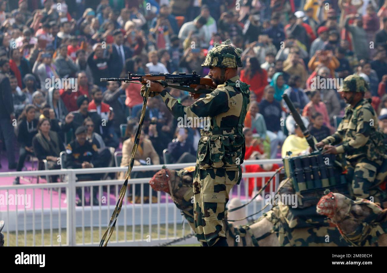 Neu-Delhi, Indien. 23. Januar 2023. Die indische Grenzschutztruppe (BSF) führt während der Generalprobe für die bevorstehende Parade zum Nationalfeiertag einen kamelmarsch auf dem Kartvya Path durch. Indien wird seinen 74. Tag der Republik am 26. Januar 2023 begehen. Präsident der Arabischen Republik Ägypten, Abdel Fattah El-Sisi ist der Hauptgast. (Foto: Naveen Sharma/SOPA Images/Sipa USA) Guthaben: SIPA USA/Alamy Live News Stockfoto