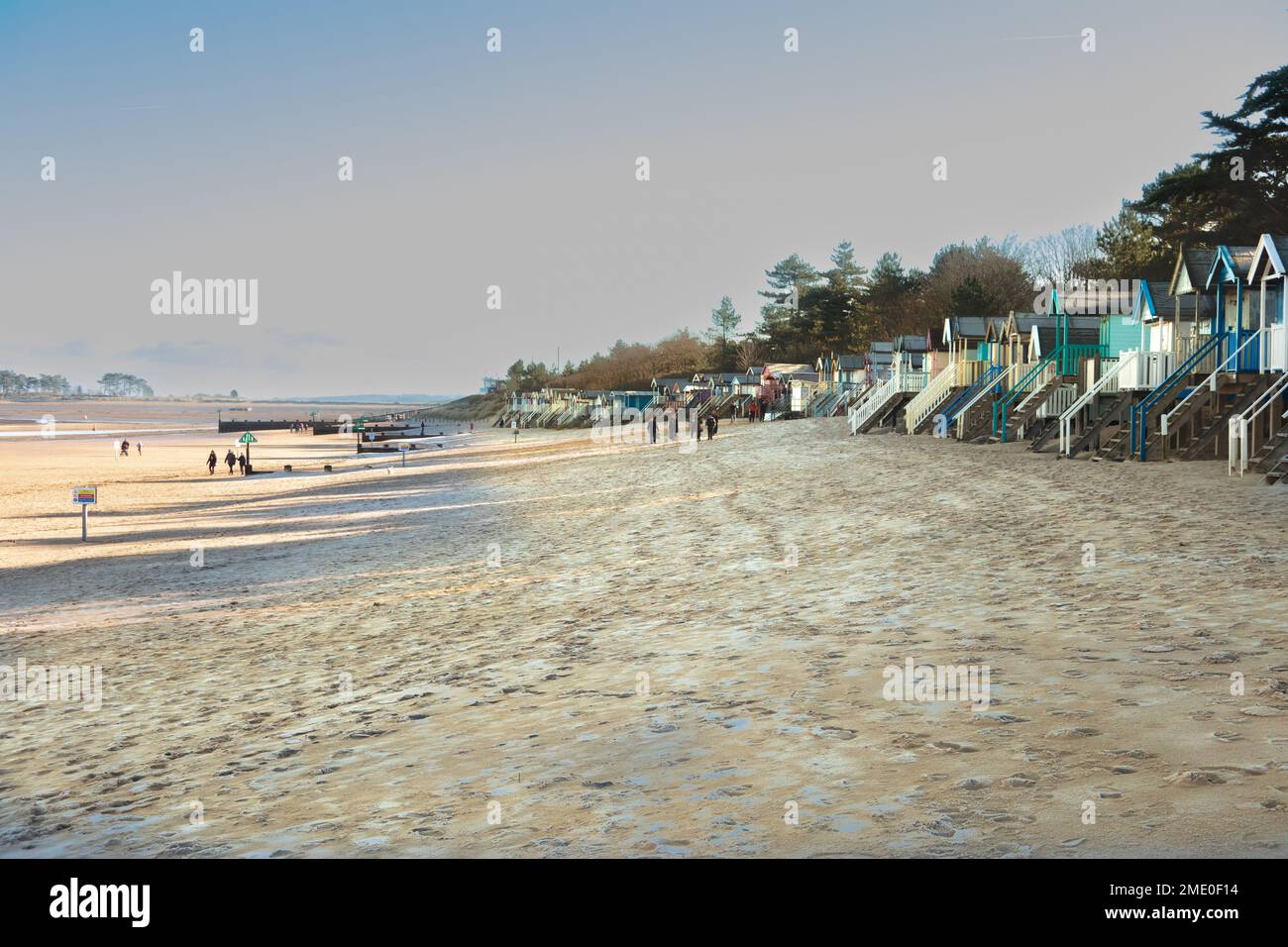 Wandern am großen Strand im Winter. Brunnen auf See Nord Norfolk England Stockfoto