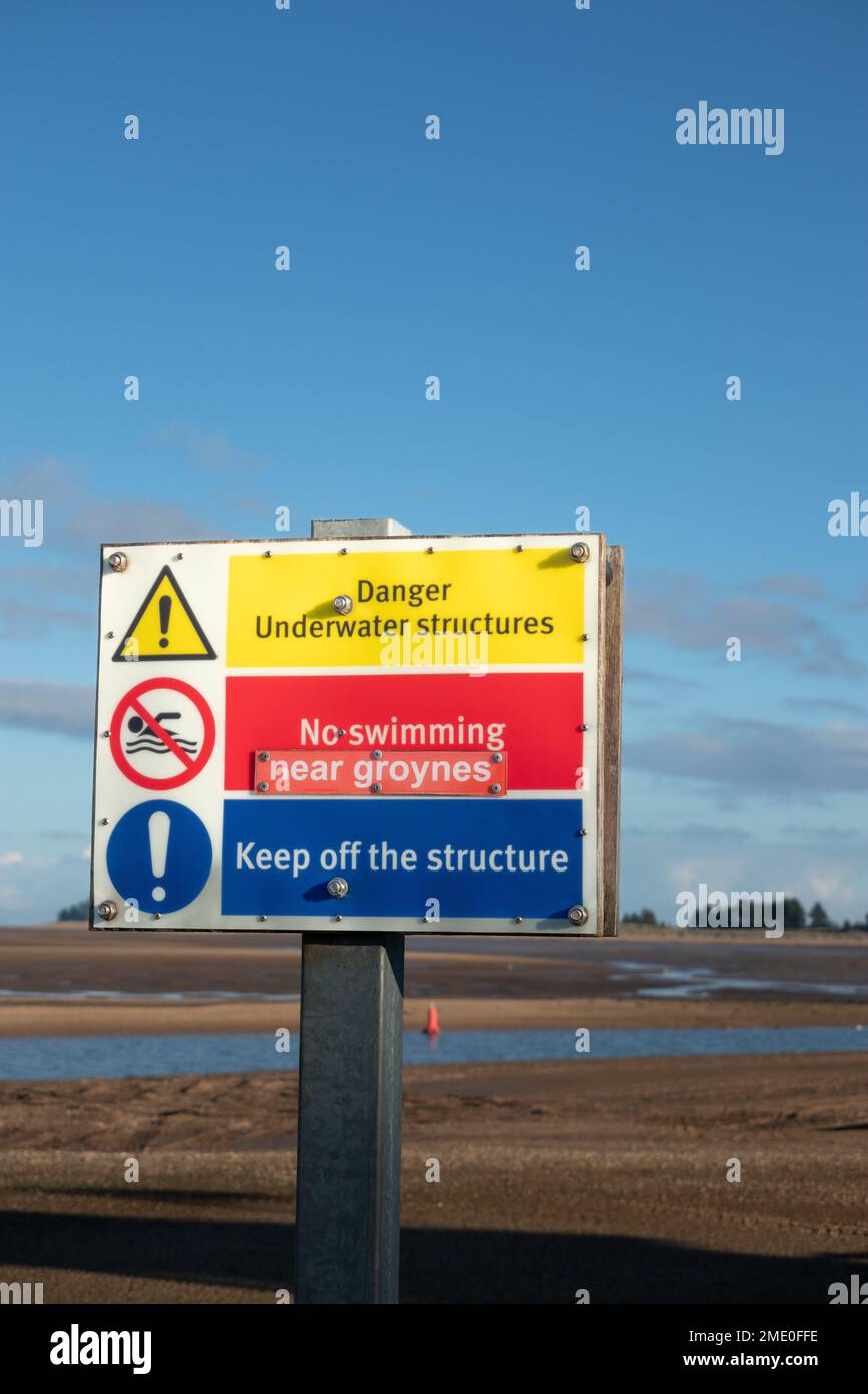 Wassersicherheitsschilder und -Warnungen auf dem Schild mit Blick auf die Flusseinfahrt in Wells on Sea North Norfolk East Anglia England Stockfoto
