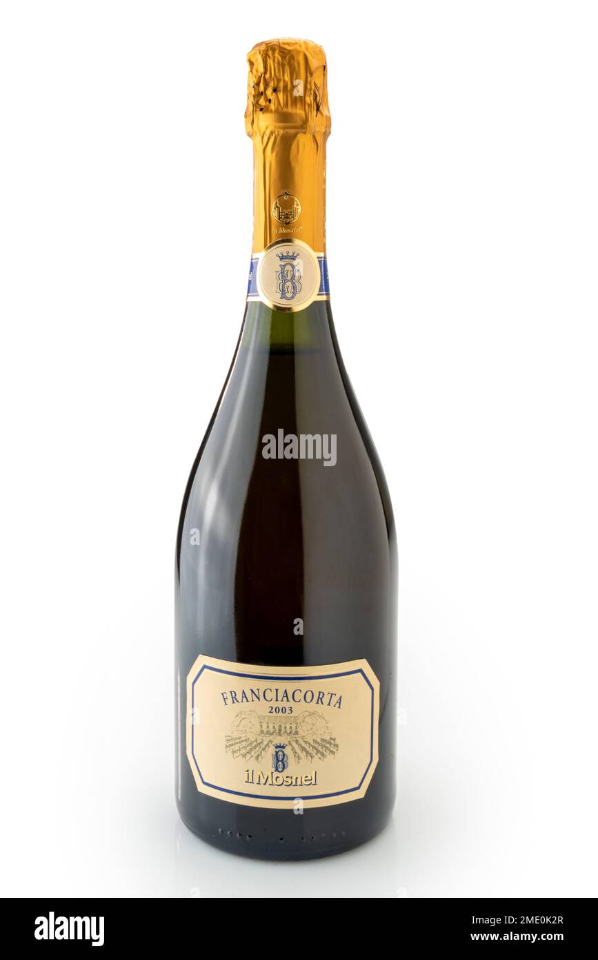 Italien - 23. Januar 2023: Klassische Flasche Il Mosnel Sekt Franciacorta DOCG Brut Millesimato EBB 2003 - 0,75 l - isoliert auf weißem Clippin Stockfoto