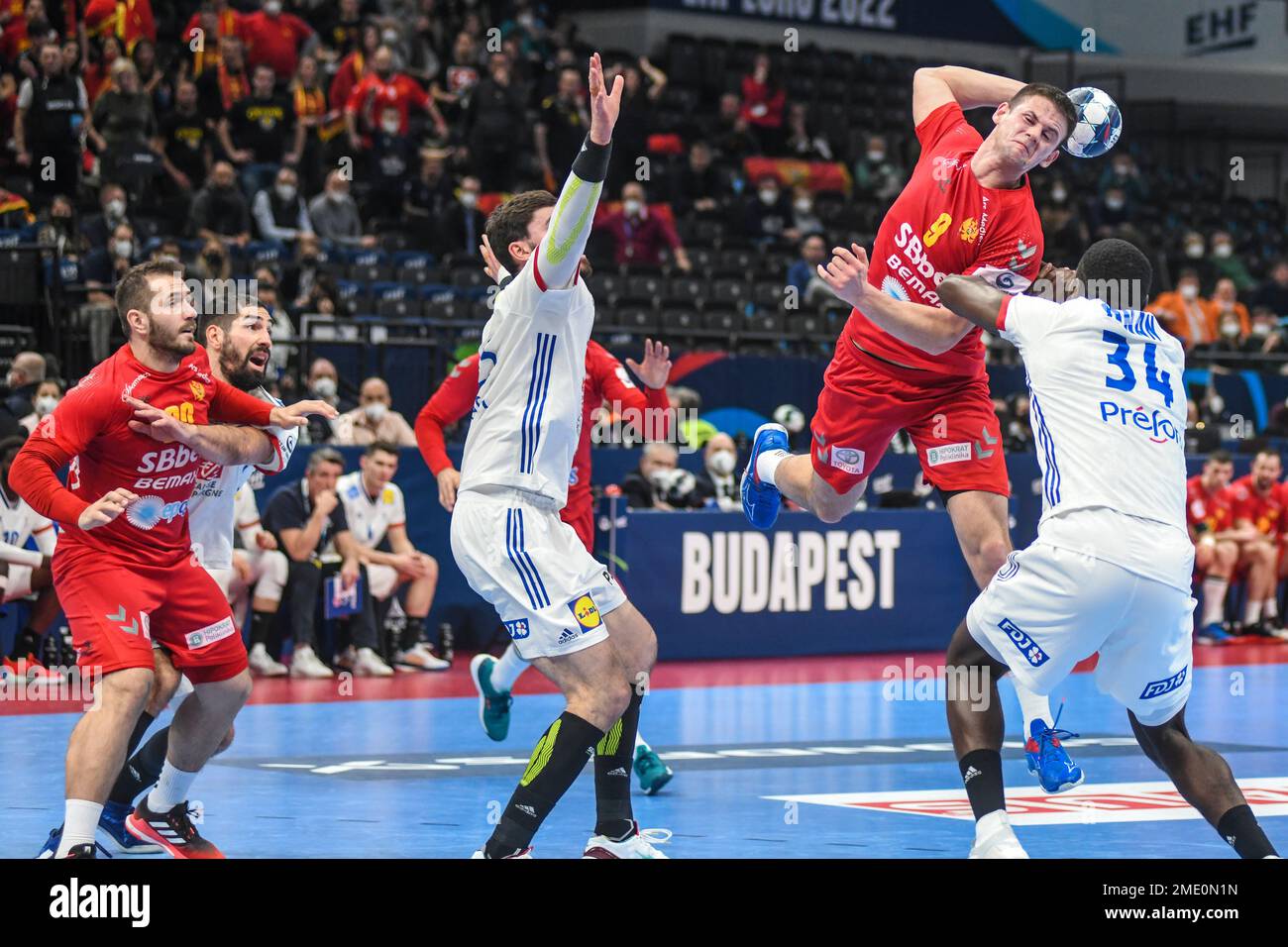 Radojica Cepic (Montenegro) gegen Frankreich. EHF Euro 2022. Hauptrunde. Stockfoto