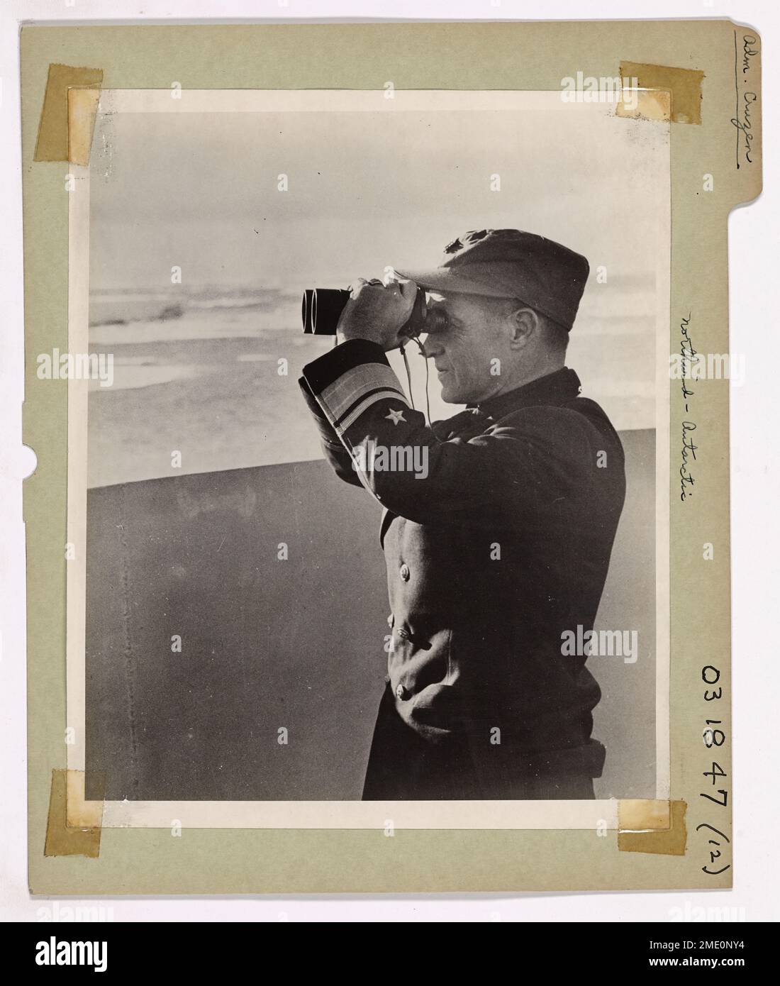 Der Look-See. Die Antarktis. Der Commander der Navy Task Force 68, auch bekannt bei der Byrd-Antarktis-Expedition, ist Konteradmiral Richard N. Cruzen aus Gallatin, Missouri. Hier wird er an Bord des Eisbrechers NORTHWIND der Küstenwache gezeigt, der die Welt des Eisens studiert. Stockfoto