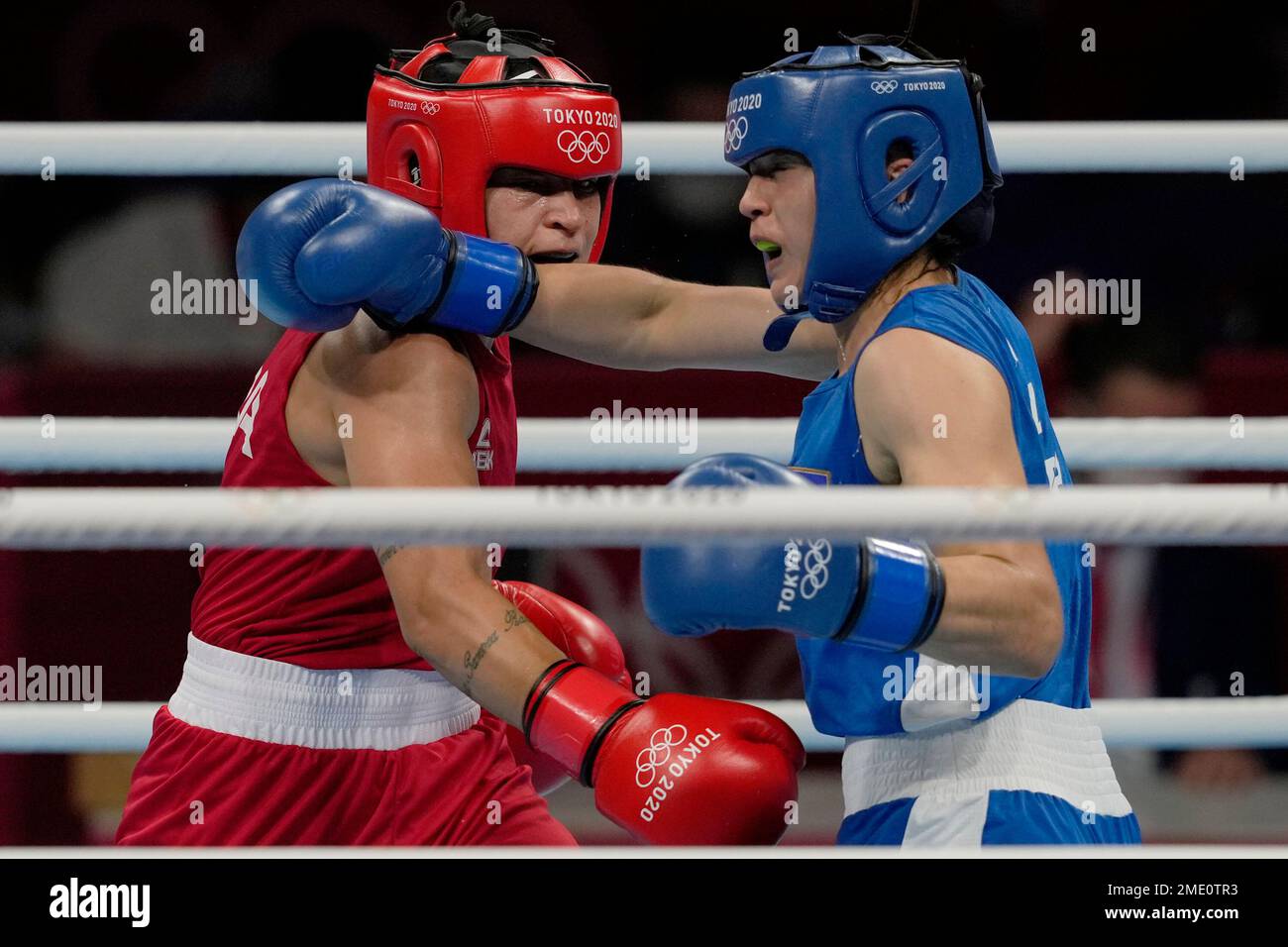 Brazil's Beatriz Ferreira, left, exchanges punches with Uzbekistan's Raykhona Kodirova during their women's lightweight 60-kg boxing match at the 2020 Summer Olympics, Tuesday, Aug. 3, 2021, in Tokyo, Japan. (AP Photo/Themba Hadebe) Stockfoto
