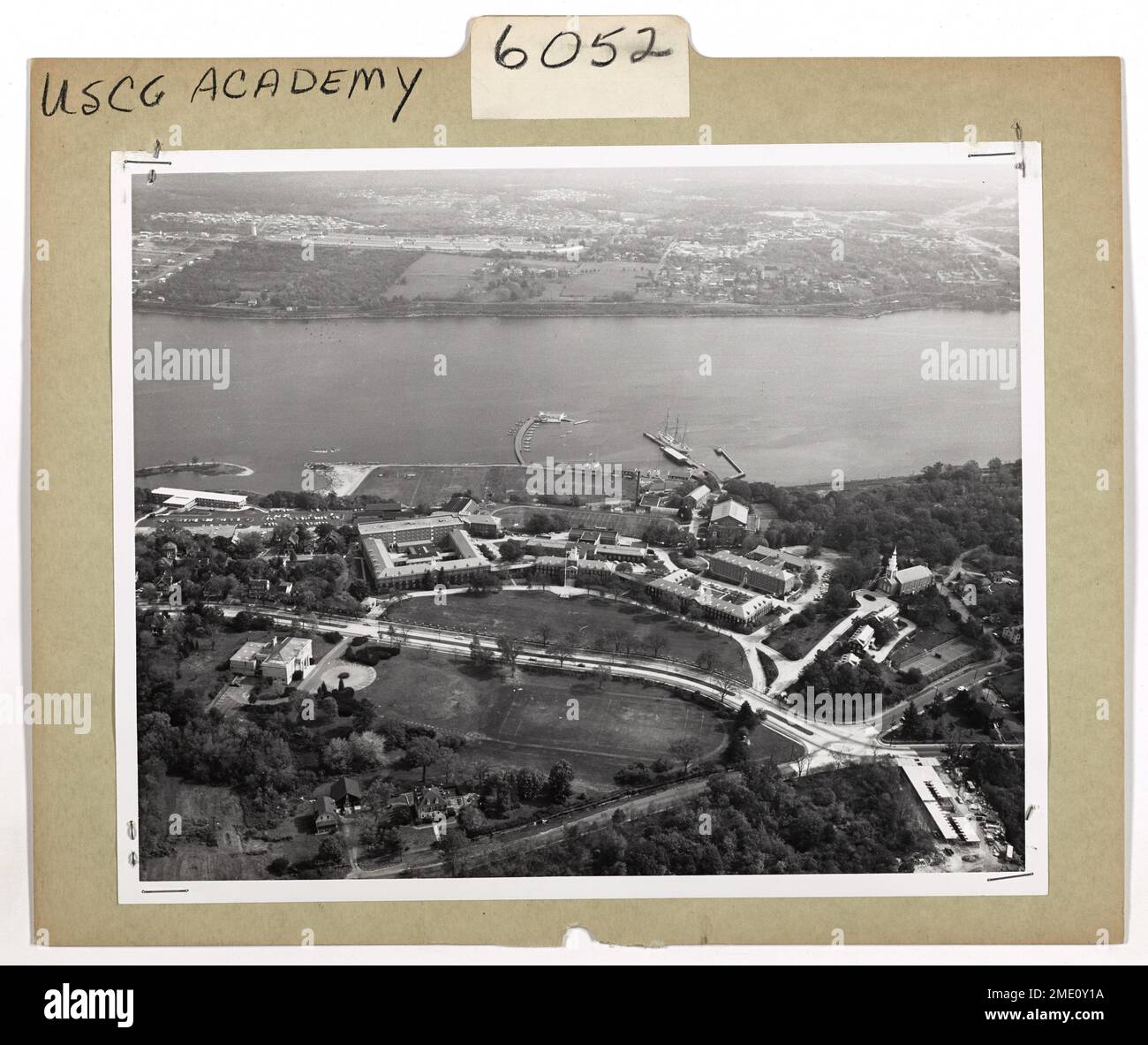 USA Coast Guard Academy, New London, Connecticut. Diese Vorderansicht der USA aus der Vogelperspektive Coast Guard Academy, New London, Conn., zeigt die kürzlich hinzugefügte Douglas A. Munro Hall ganz links am Ufer mit Blick auf die Themse. Die Halle wurde am 16. August 1963 eingeweiht und dient als Baracke für die 300 Soldaten, die auf der Akademie stationiert sind. Stockfoto