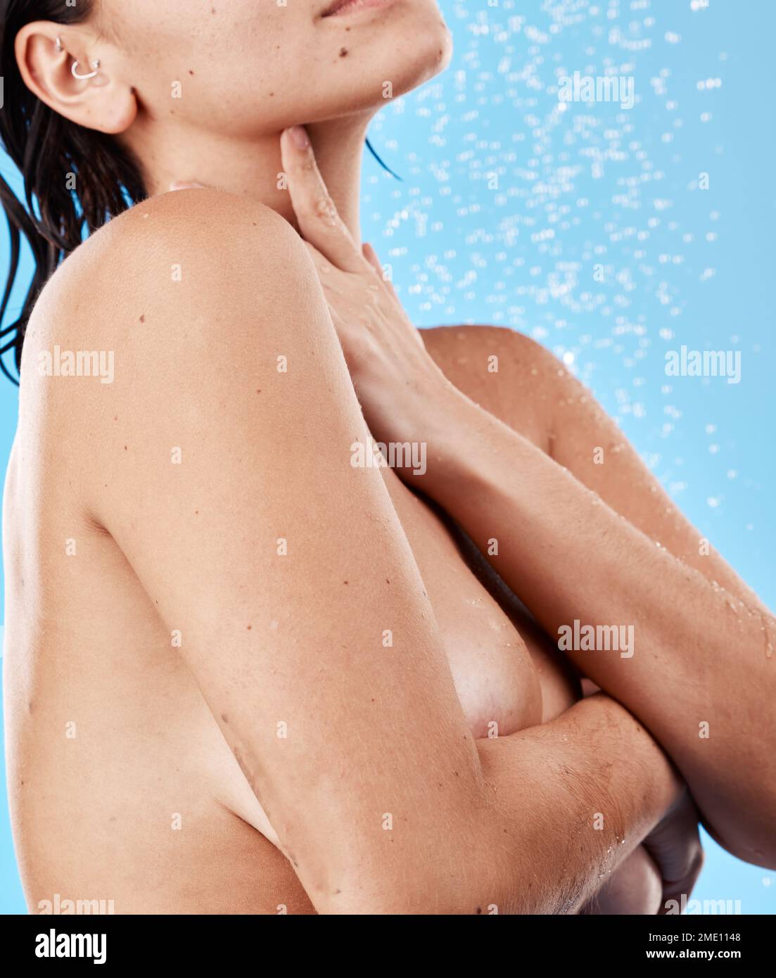 Schönheits-, Körper- und Wellness-Frau in der Dusche für Reinigung, Hautpflege und Hygiene Wellness-Waschen. Relax, Gesundheit und Selbstpflege Lebensstil von Calm Girl Model Stockfoto