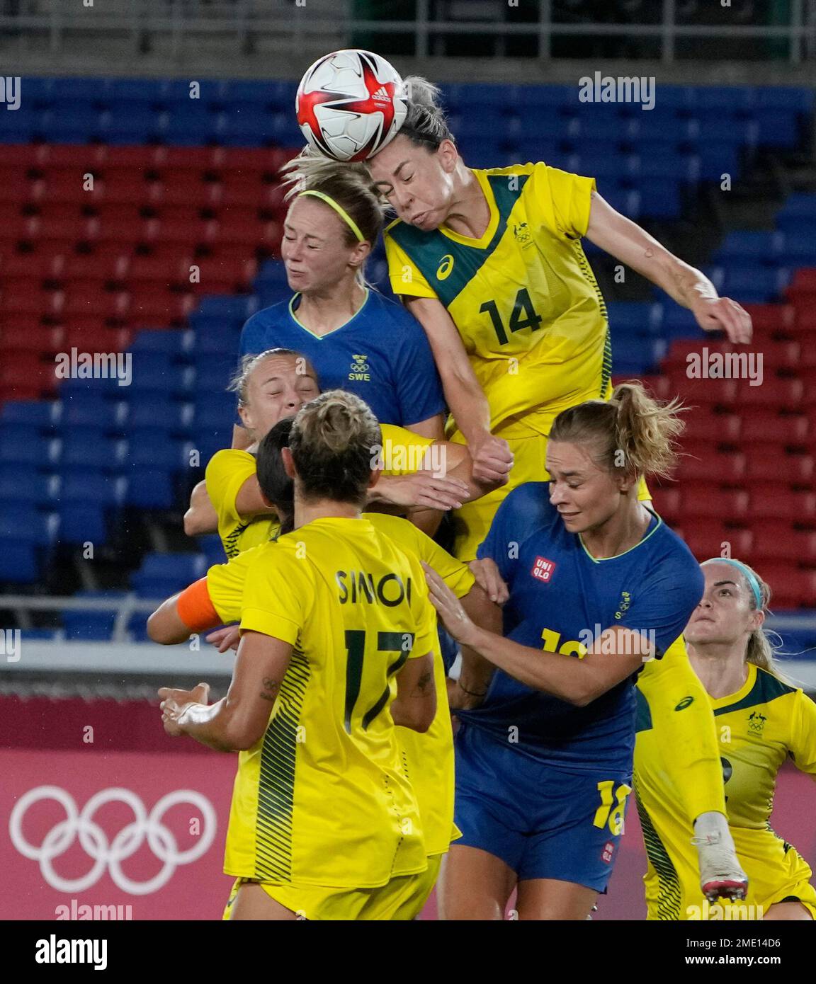 Australia's Alanna Kennedy, top right, and Sweden's Amanda Ilestedt, top left, go for a header during a women's semifinal soccer match at the 2020 Summer Olympics, Monday, Aug. 2, 2021, in Yokohama, Japan. (AP Photo/Kiichiro Sato) Stockfoto