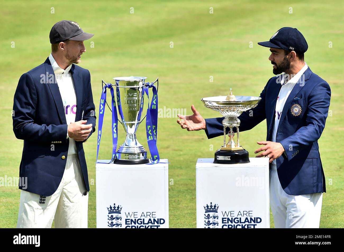 England captain Joe Root, left, and India captain Virat Kohli meet with the trophies prior to the first Test Match between England and India at Trent Bridge cricket ground in Nottingham, England, Monday, Aug. 2, 2021. (AP Photo/Rui Vieira) Stockfoto