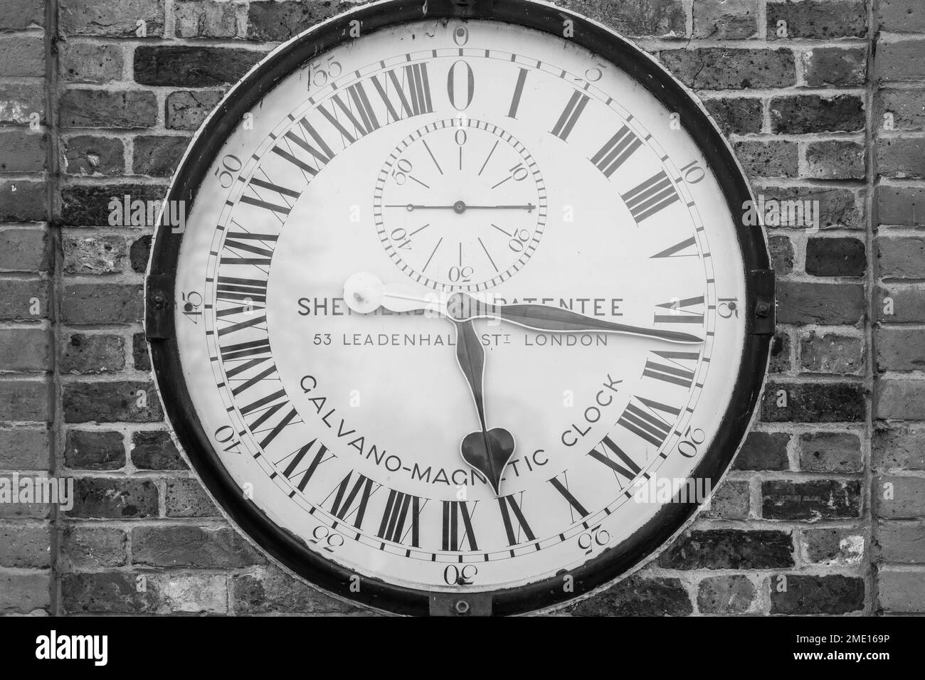 Greenwich.London.United Kingdom.Dezember 1. 2022.Schwarzweißfoto der Shepherd Gate Uhr vor dem Royal Observatory in Greenwich Stockfoto