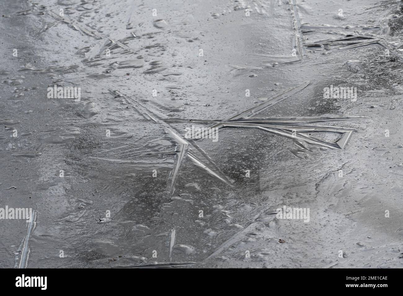 Gefrorener Süßwassersee, während der Messwert über Nacht auf minus C 10 sinkt. Muster machten Inice-Kristalle im gefrorenen See Stockfoto