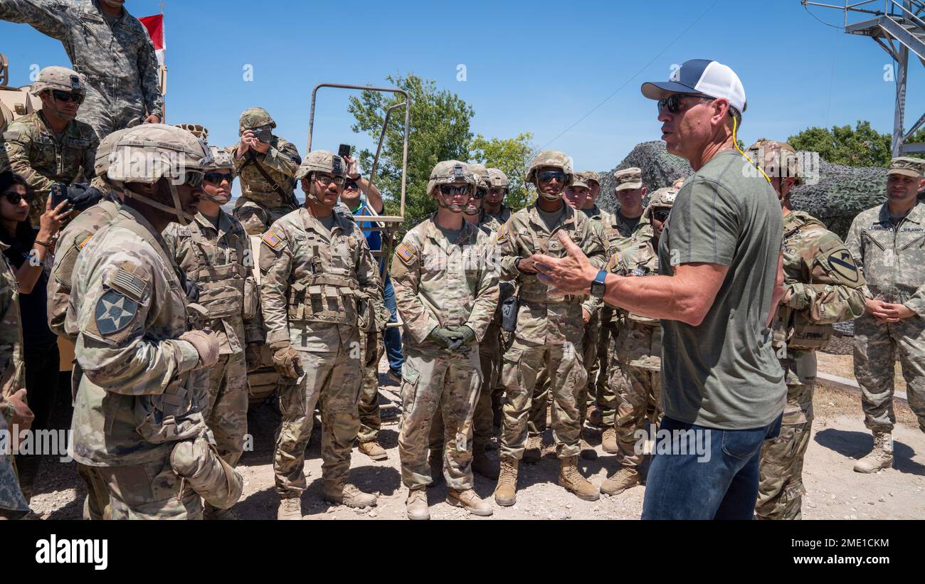 Der ehemalige Dallas Cowboys-Quarterback Troy Aikman spricht mit Truppen der Bravo Company, 2. Bataillon, 8. Kavallerie-Regiment, 1. Bewaffnetes Kampfteam, 1. Kavallerie-Division auf einem Trainingsgelände in Fort Hood, Texas. Aikman hielt heute am Großen Ort an, um sich an der Börse zu treffen, und traf sich dann nach einem kurzen Hubschrauberflug mit den Truppen auf dem Schießstand. Die NFL Hall of Famer und der Analyst von Monday Night Football sprachen mit den Truppen darüber, wie geehrt er war, Fort Hood zu besuchen und Zeit mit ihnen zu verbringen. Stockfoto