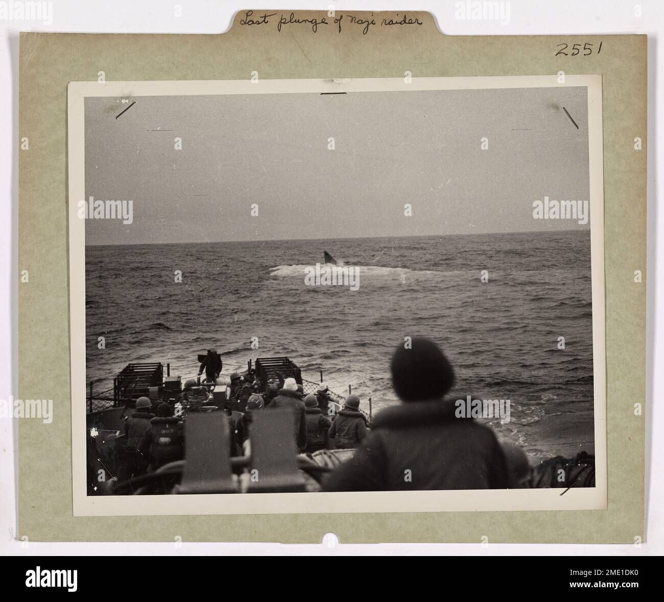 Küstenwache an Bord einer Zerstörereskorte werden Zeuge des letzten Sturzes eines deutschen U-Bootes, das von Amerikanern des im Atlantik versenkt wurde. Die Crews der Küstenwache und der Marine retteten dann 12 deutsche Seeleute aus dem Wasser, nachdem das U-Boot zerstört worden war. Stockfoto