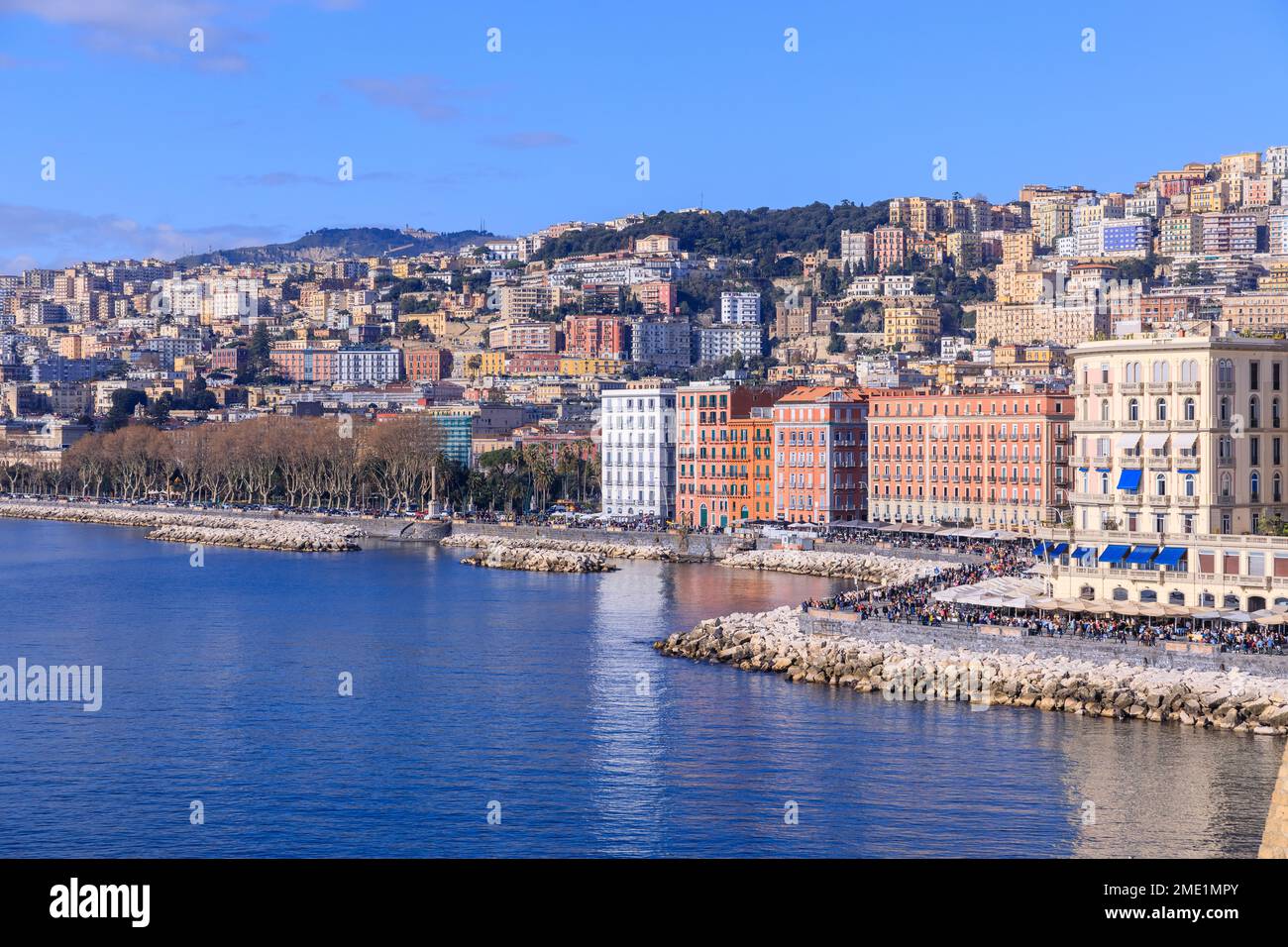 Blick auf die Uferpromenade von Neapel vom Castel dell'Ovo in Italien. Stockfoto