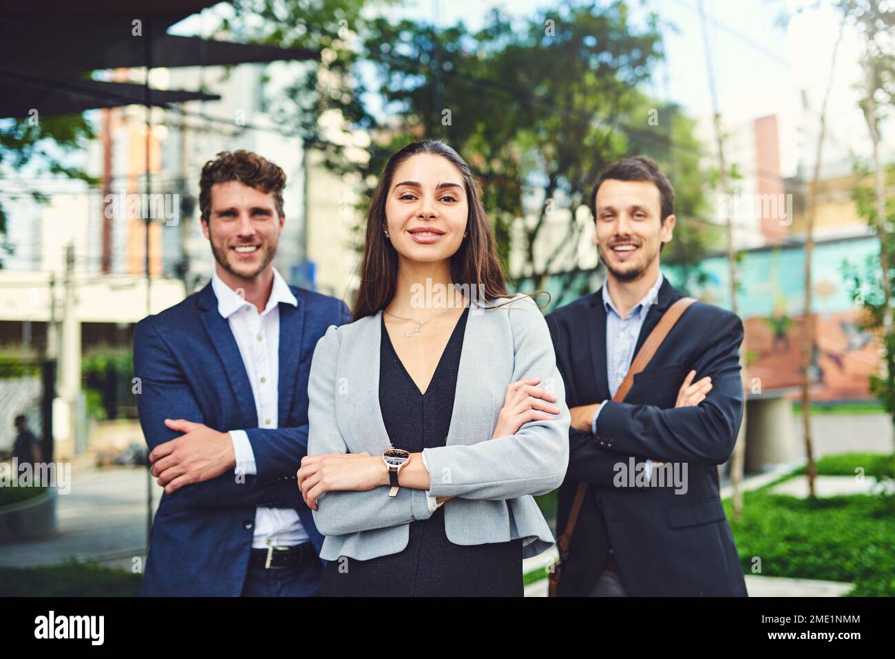 Sie wecken Vertrauen, egal wo sie hingehen. Porträt eines Geschäftsmanns draußen. Stockfoto