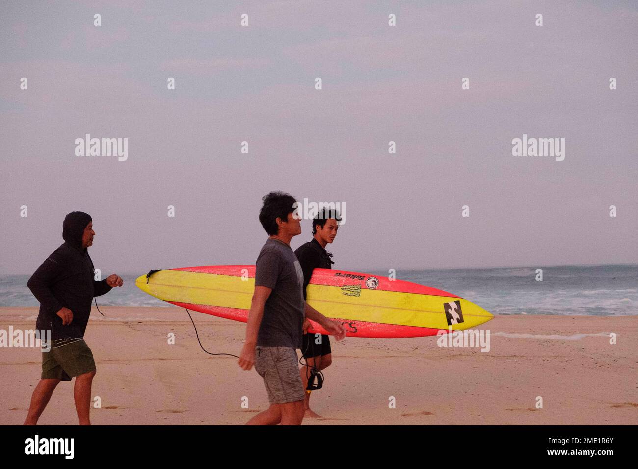 22. Januar 2023, Haleiwa, Hawaii, USA: Surfer warten auf das Wasser in der Waimea Bay. Der Wettbewerb fand heute in 40–60 m Surf statt, der zehnten Folge des Wettbewerbs seit seinem Beginn vor 38 Jahren. Während der 2023 Eddie Aikau Big Wave Invitational. (Kreditbild: © J. Matt/ZUMA Press Wire) NUR REDAKTIONELLE VERWENDUNG! Nicht für den kommerziellen GEBRAUCH! Stockfoto