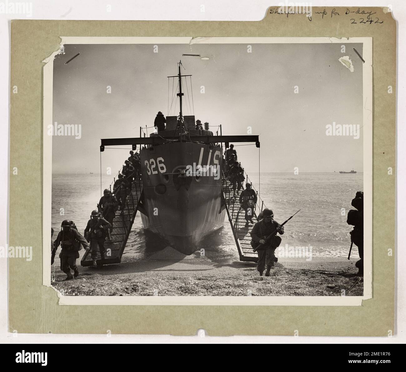 Amerikanische Infanteristen bereiten sich auf die D-Day-Invasion vor, indem sie Übungsmanöver von einer von der Küstenwache bemannten Landing Craft Infantry (LCI) durchführen, während ihr Bug den Strand berührt. Diese letzte Übung zielte zusammen mit anderen darauf ab, die Truppen auf den kritischen Angriff auf das von den Nazis besetzte Europa vorzubereiten. Stockfoto