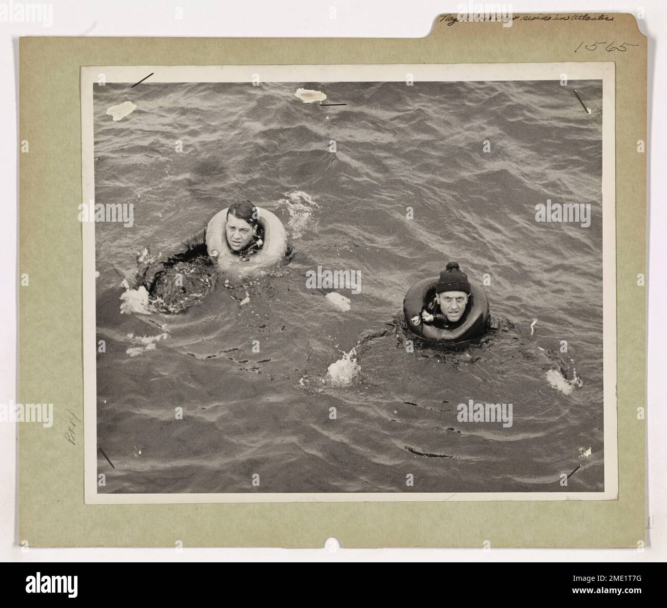 Gefangengenommene deutsche Seeleute, Mitglieder einer Nazi-U-Boot-Besatzung, werden an Bord eines Cutters der US-Küstenwache gebracht, nachdem ihr U-Boot versenkt ist. Die Küstenwache spielt eine Schlüsselrolle bei der Eroberung und Rettung feindlicher Seeleute während des Zweiten Weltkriegs Stockfoto