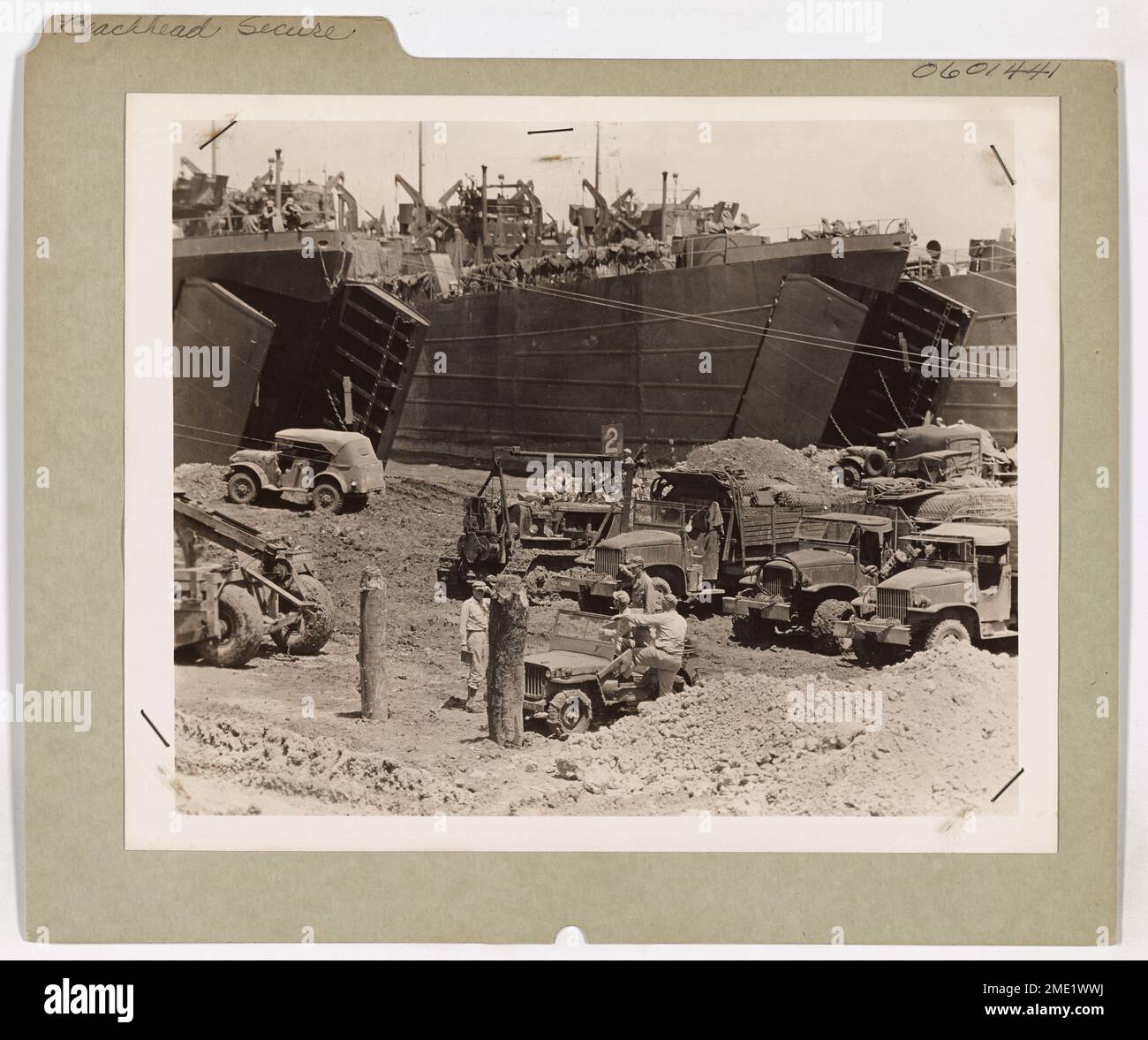 Die LSTs der US-Küstenwache sichern einen Strandkopf auf Aitape bei Hollandia in Neuguinea. Militärische Fahrzeuge und Ausrüstung werden entladen, um das Gebiet für den Versorgungsstrom vorzubereiten. Stockfoto