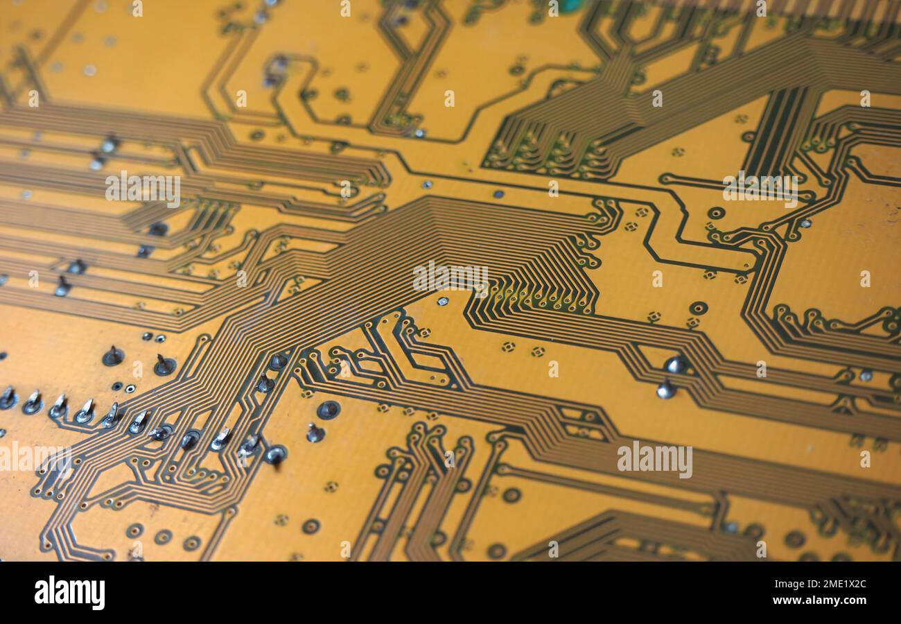 Leiterplatte (PCB). Linien auf der elektronischen Karte. Digitale Elektronikplatinen in Goldfarbe. Stockfoto