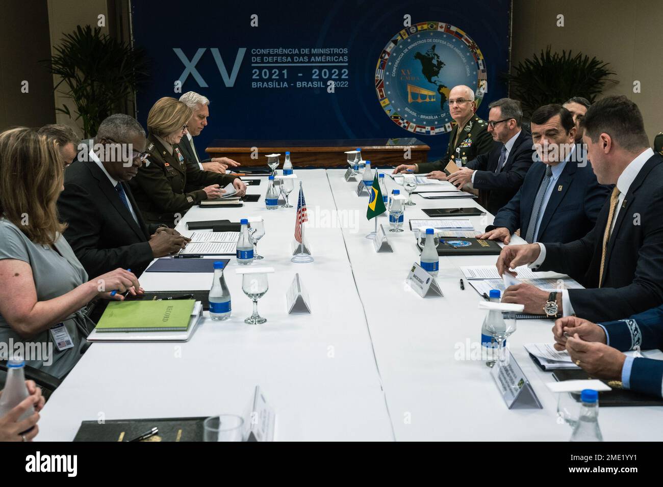 Verteidigungsminister Lloyd. J. Austin III führt ein bilaterales Treffen mit dem brasilianischen Verteidigungsminister General Paulo Sergio auf der 15. Konferenz der amerikanischen Verteidigungsminister (CDMA) am 27. Juli 2022 in Brasilia (Brasilien) durch. CDMA ist das wichtigste Verteidigungsforum der westlichen Hemisphäre für die strategische Zusammenarbeit von Verteidigungs- und Sicherheitsbeamten in Nord- und Südamerika. Diese Reihe von hochrangigen Engagements spiegelt das tiefe Engagement der Vereinigten Staaten wider, mit regionalen Partnern zusammenzuarbeiten, um unsere gemeinsame Vision für eine demokratische, wohlhabende, Und sichern Sie die westliche Hemisphäre. (DoD-Foto von Chad J. Mc Stockfoto