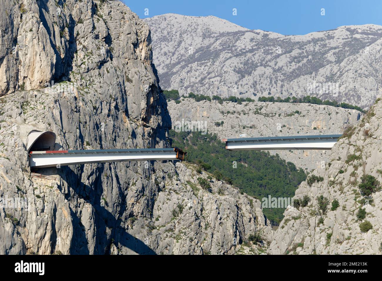 Unvollendete Brücke in Omis, Kroatien über den Fluss Cetina. Die Brücke wird zwischen dem Canyon gebaut. Industrie- und Komplexbau. Stockfoto