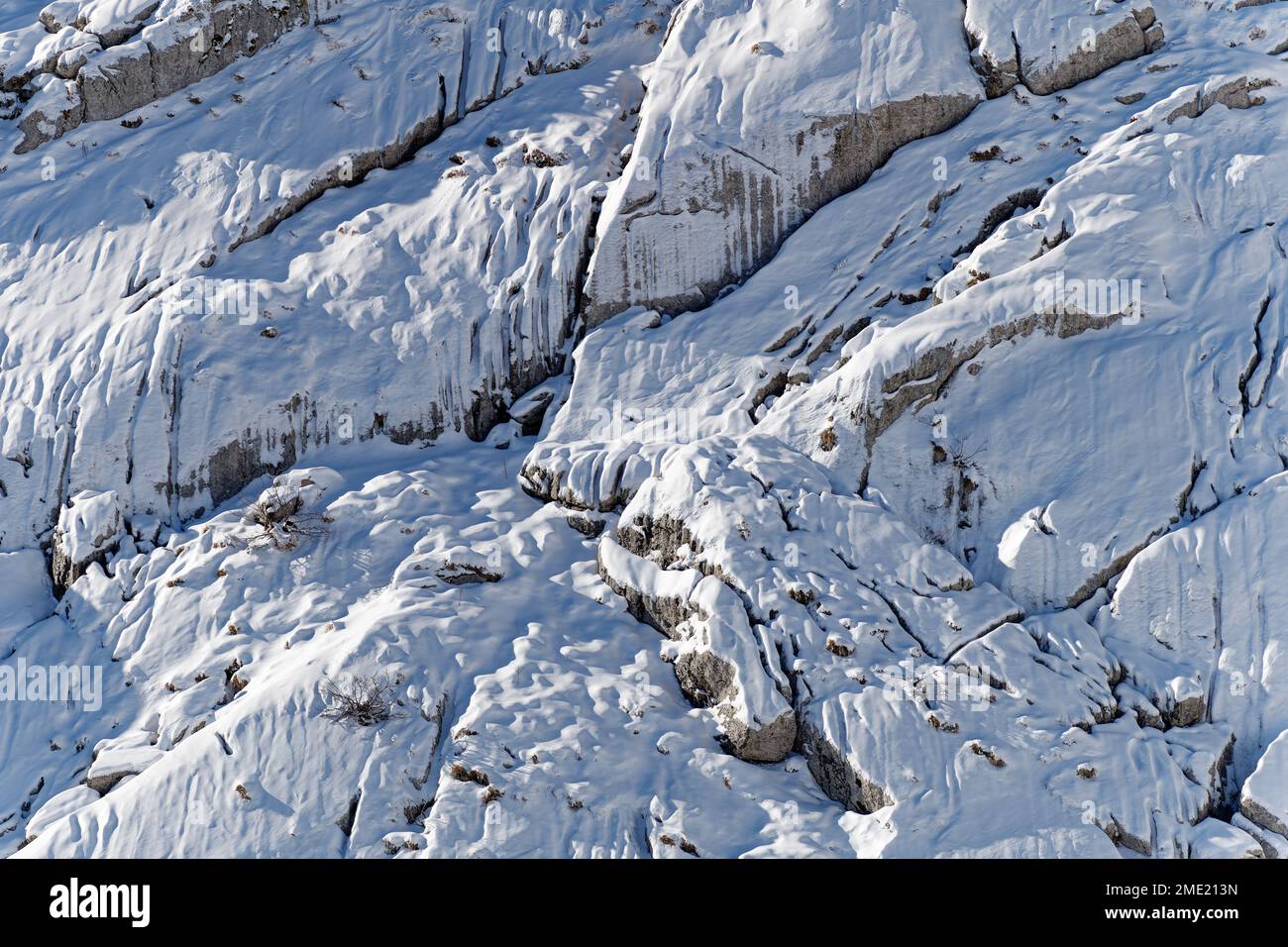 Herrlicher Blick auf den Berg voller Schnee im Winter an einem sonnigen Tag. Wunderschöne Bergkette und fantastische Attraktion für Bergsteiger. Stockfoto