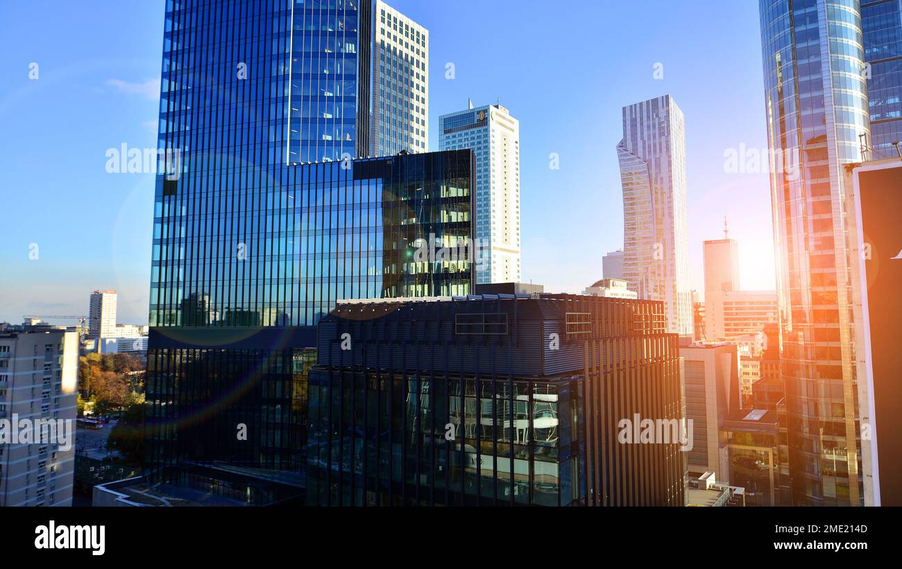 Warschau, Polen. 6. November 2022 Wolkenkratzer im Finanzviertel der Innenstadt von Warschau. Stockfoto