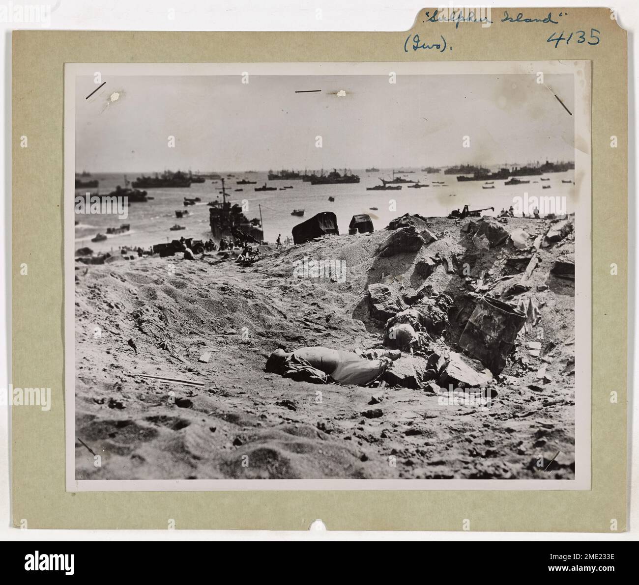 "Sulphur Island" Eingezäunt. Dieses Bild zeigt tote japanische Soldaten, die grotesk im vulkanischen Staub von Iwo Jima verdreht sind. In einem Muschelloch, das an den Aschen Hängen unter dem Berg Suribachi zerrissen wurde. Stockfoto