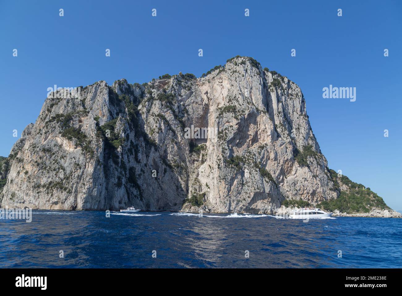 Blick auf die Insel Capri vom Tyrrhenischen Meer, Kampanien, Italien. Stockfoto