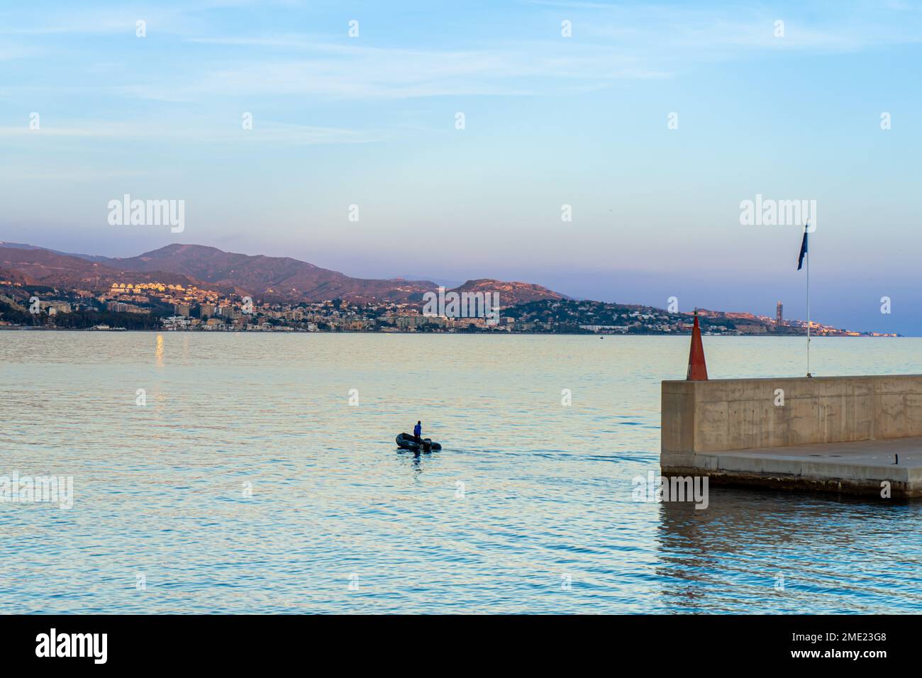 MALAGA, SPANIEN - 14. JANUAR 2023: Boot überquert Wasser, Malagueta Beach in Malaga, Spanien am 14. Januar 2023 Stockfoto